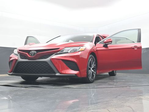 Used 2019 Toyota Camry SE w/ Convenience Package FWD image 39