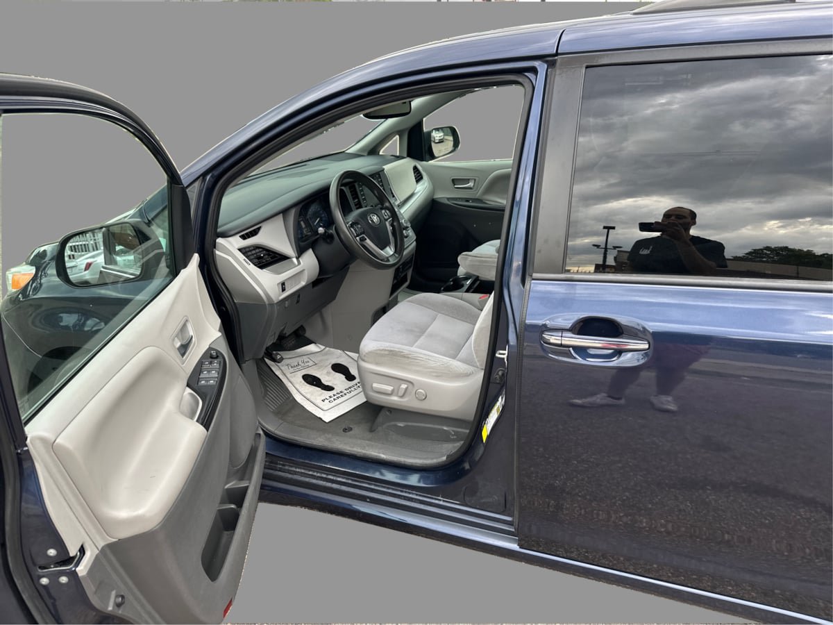 Used 2020 Toyota Sienna LE w/ LE Preferred Package FWD image 30