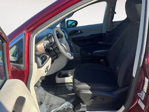 Used 2017 Chrysler Pacifica Touring image 9