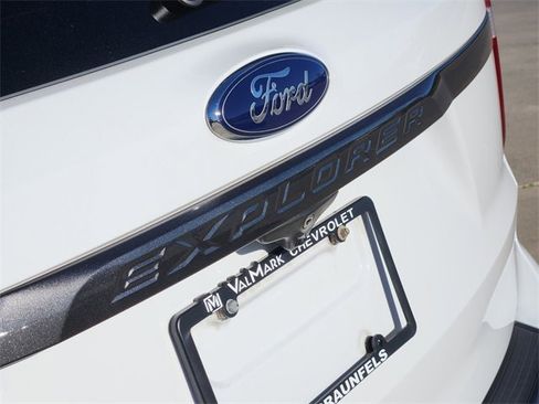 Used 2019 Ford Explorer XLT w/ Equipment Group 202A image 12