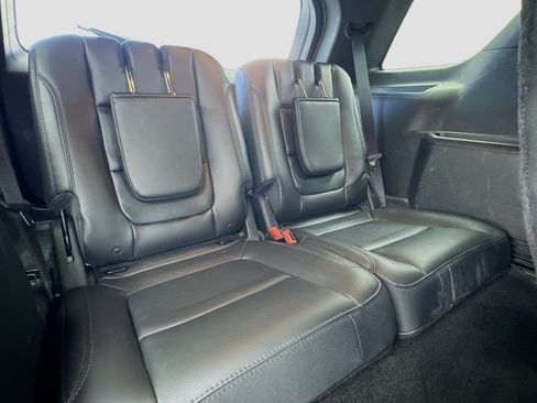 Used 2018 Ford Explorer XLT w/ Equipment Group 202A FWD image 18