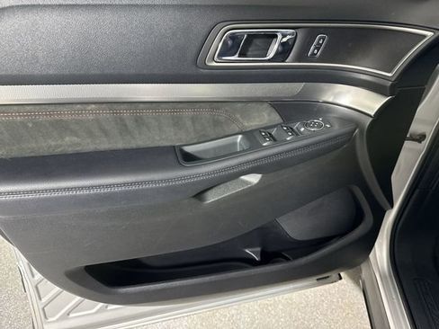 Used 2018 Ford Explorer XLT w/ Equipment Group 202A image 19