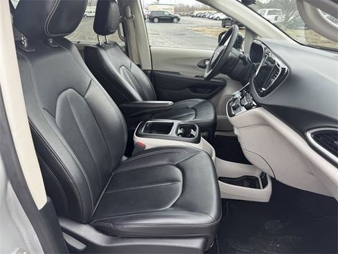 Certified 2024 Chrysler Pacifica Touring-L image 14