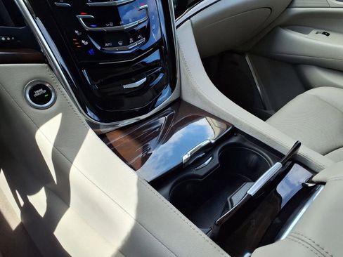 Used 2017 Cadillac Escalade ESV Luxury image 26
