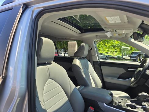 Used 2023 Toyota Highlander XLE AWD/4WD image 13