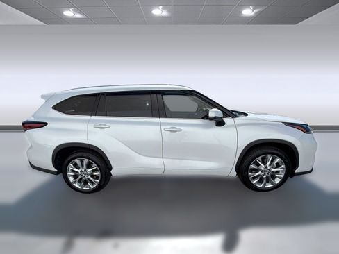 Certified 2025 Toyota Highlander Limited FWD image 8