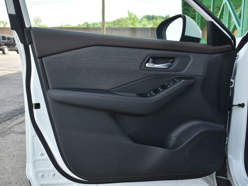 Used 2023 Nissan Rogue SV AWD/4WD image 11