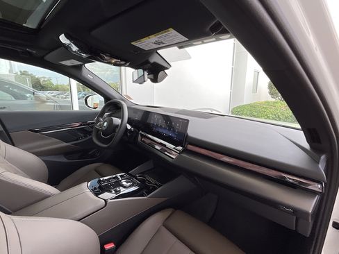 Certified 2025 BMW i5 eDrive40i w/ Premium Package RWD image 22