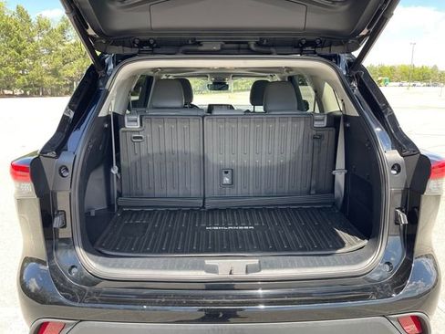 Used 2022 Toyota Highlander XLE AWD/4WD image 16