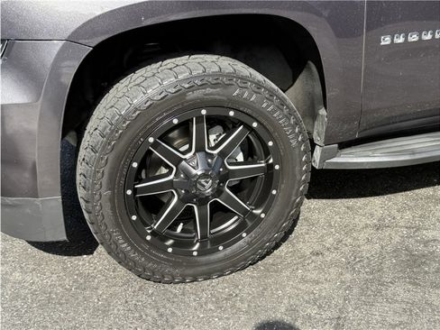 Used 2017 Chevrolet Suburban LT image 10