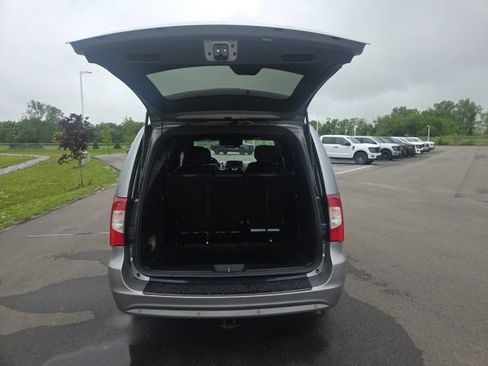Used 2015 Chrysler Town & Country S FWD image 10