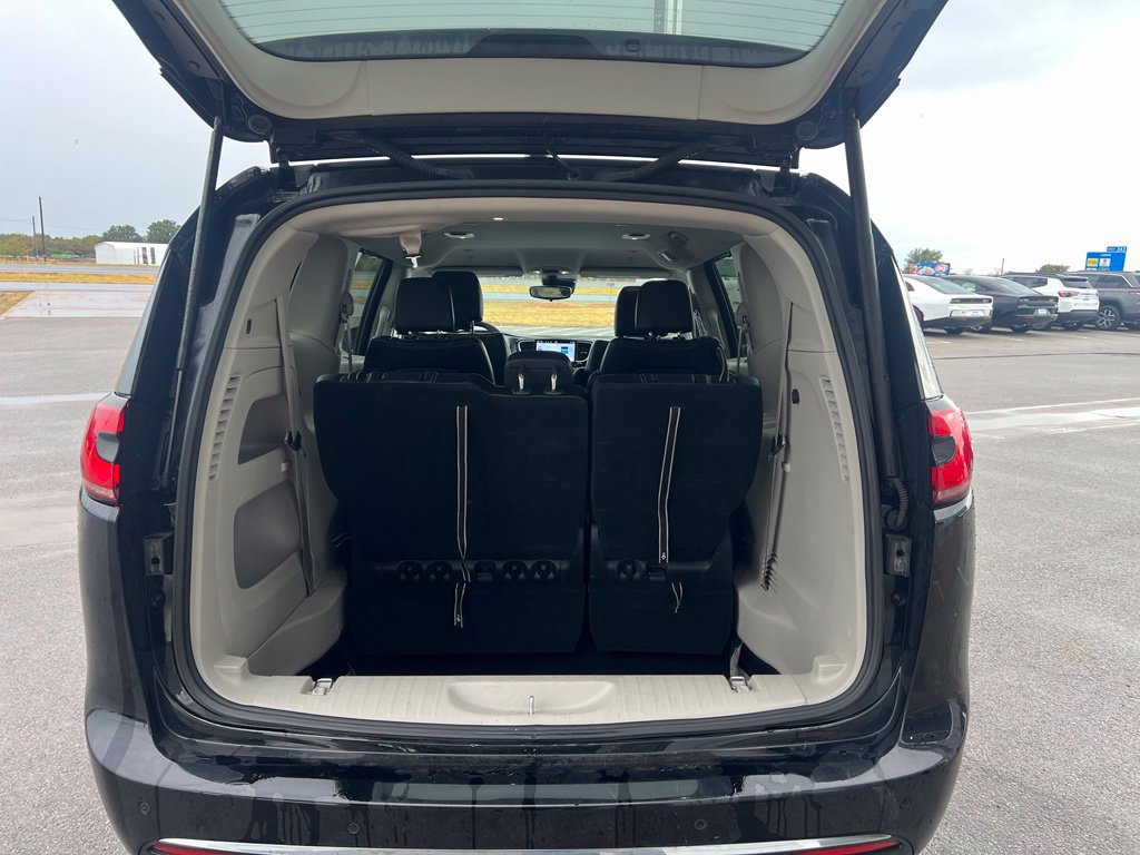 Used 2024 Chrysler Pacifica Touring-L FWD image 5