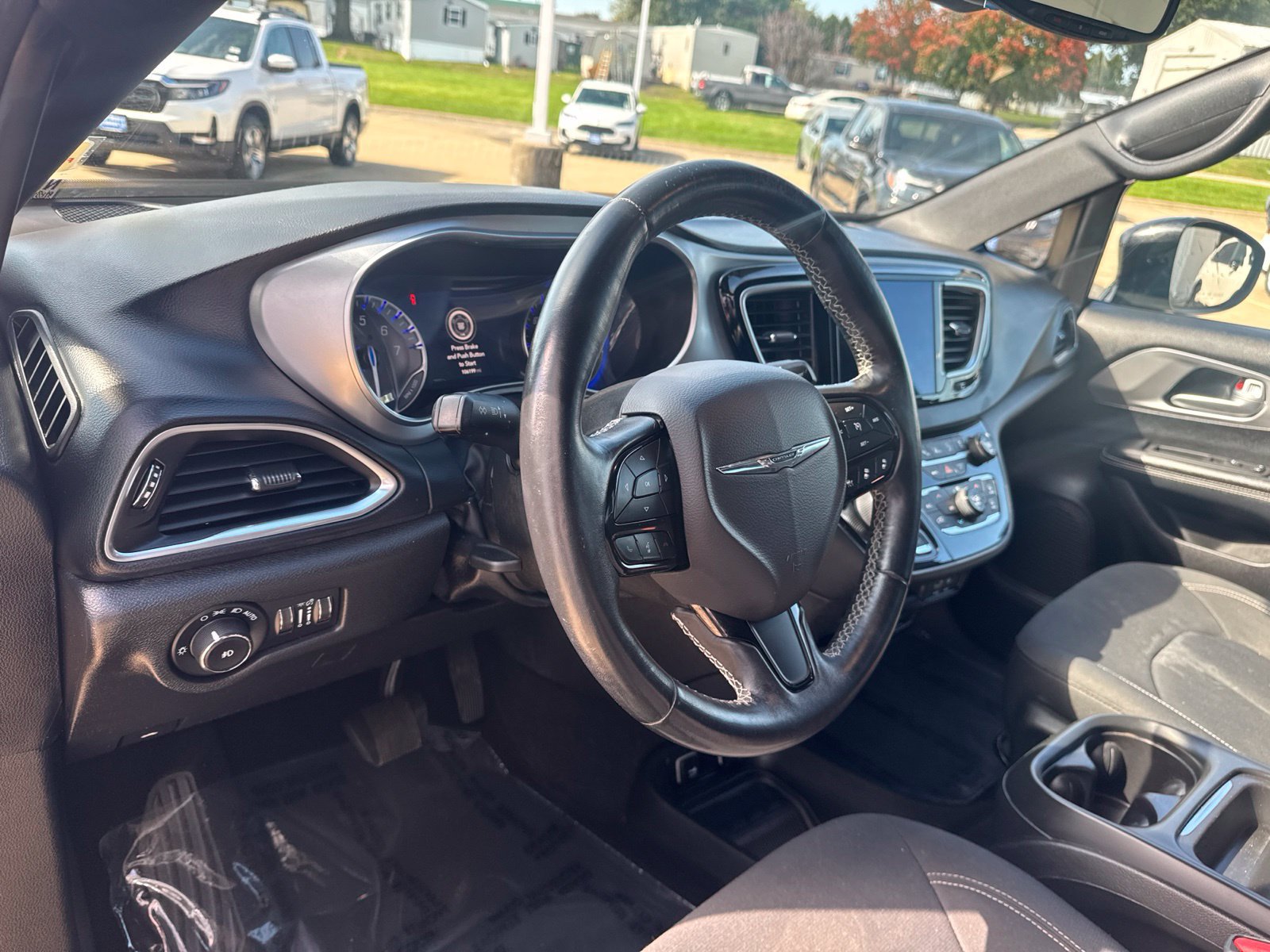 Used 2019 Chrysler Pacifica Touring Plus w/ Advanced Safetytec Group FWD image 25