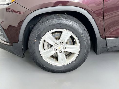 Used 2021 Chevrolet Trax LT FWD image 11