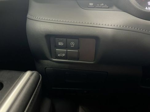 Used 2023 Toyota Highlander LE FWD image 18