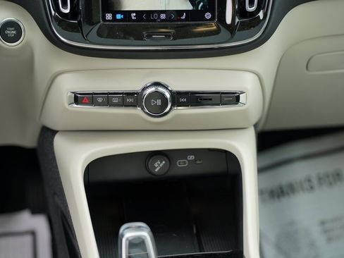 New 2025 Volvo XC40 B5 Plus w/ Protection Package Premier image 22