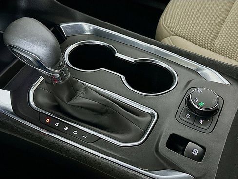 Used 2022 Chevrolet Traverse LS image 17