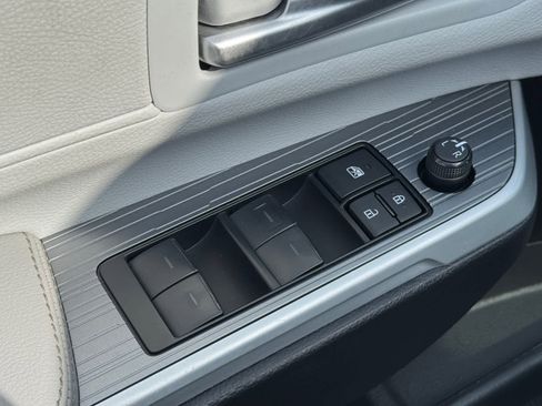 Used 2025 Toyota Sienna XLE image 19