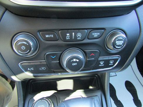 Used 2019 Jeep Cherokee Latitude w/ Cold Weather Group image 30