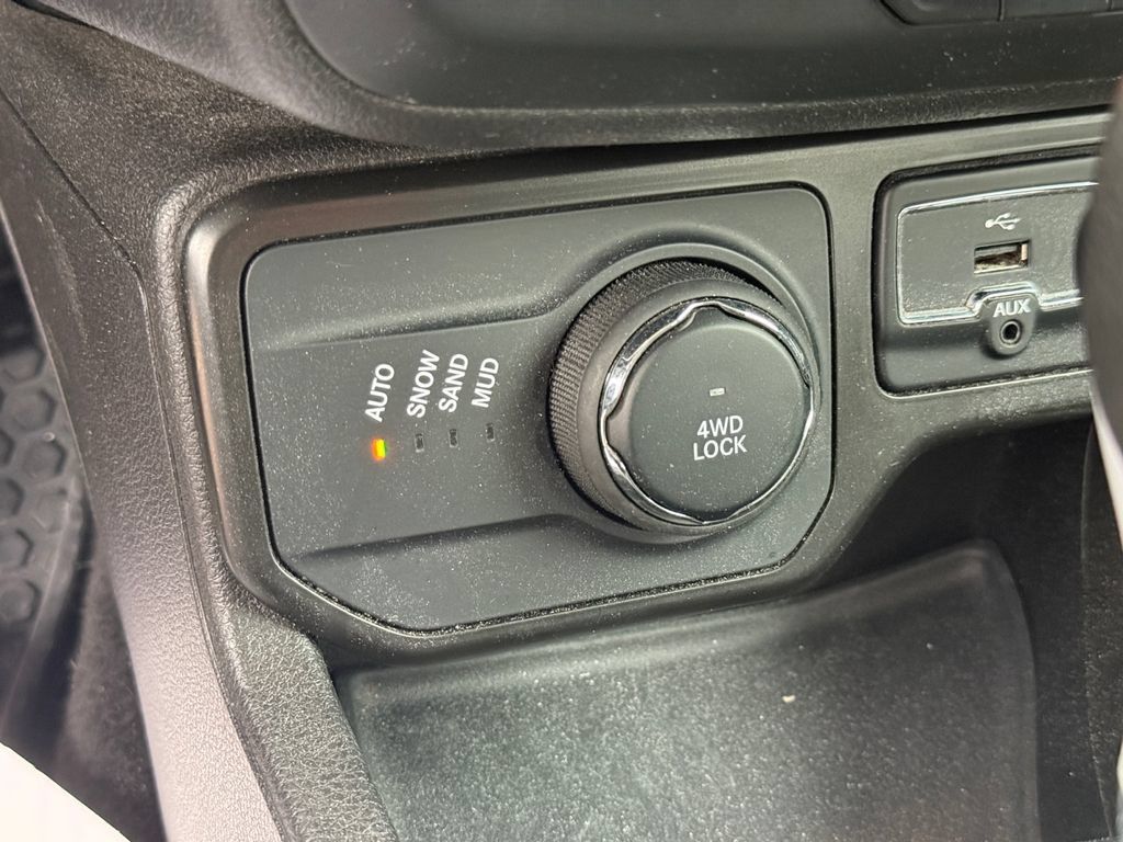 Used 2023 Jeep Renegade Latitude AWD/4WD image 31
