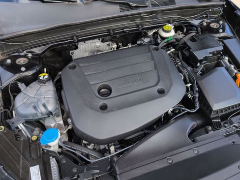 Certified 2024 Volvo XC40 B5 Ultimate w/ Protection Package Premier image 28