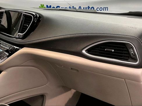 Used 2023 Chrysler Pacifica Limited FWD image 17