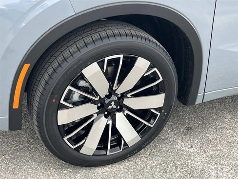 New 2026 Mitsubishi Outlander SEL image 9
