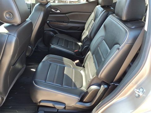 Used 2022 GMC Acadia Denali w/ Denali Ultimate Package image 13