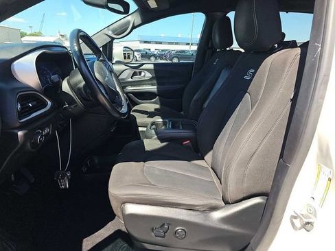 Used 2020 Chrysler Pacifica Touring w/ S Appearance Package FWD image 9