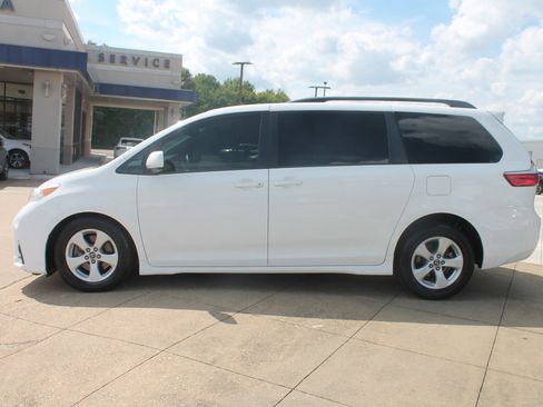 Used 2018 Toyota Sienna LE image 7