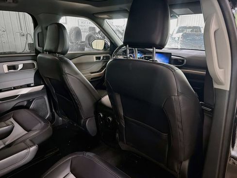Used 2022 Ford Explorer XLT w/ XLT Sport Appearance Package AWD/4WD image 11