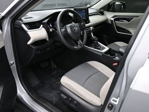 Used 2021 Toyota RAV4 XLE w/ Convenience Package FWD image 2
