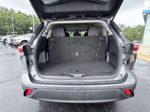 Used 2025 Toyota Highlander LE FWD image 9