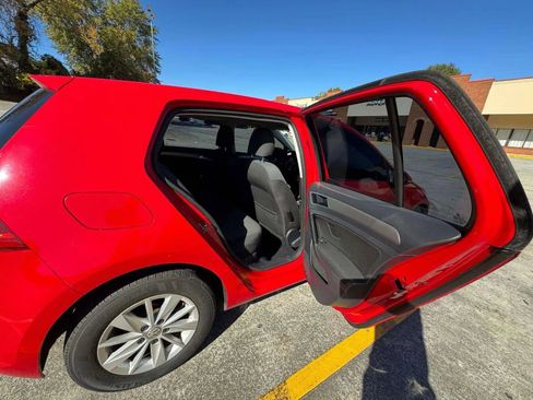 Used 2016 Volkswagen Golf S image 8