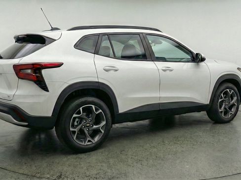 Used 2025 Chevrolet Trax LT FWD image 9