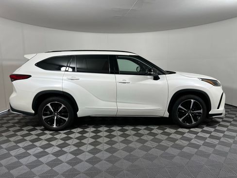 Certified 2021 Toyota Highlander XSE FWD image 4