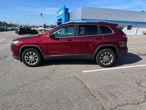 Used 2019 Jeep Cherokee Latitude Plus w/ Cold Weather Group AWD/4WD image 2