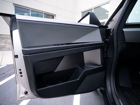 Used 2024 Tesla Cybertruck AWD Crew Cab image 23