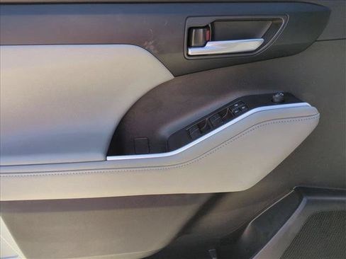 Used 2024 Toyota Highlander XLE FWD image 11