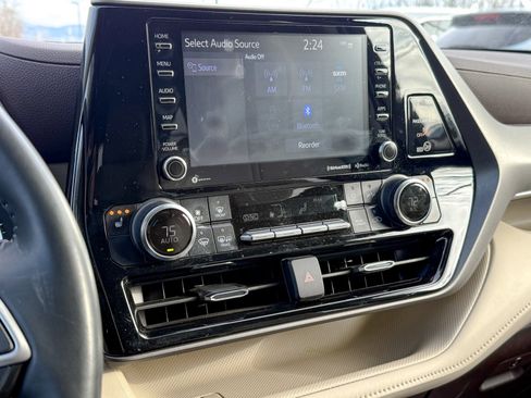 Used 2022 Toyota Highlander XLE image 16