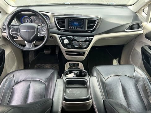 Used 2020 Chrysler Pacifica Touring-L FWD image 29
