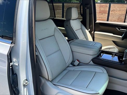 Used 2025 GMC Yukon XL Denali AWD/4WD image 7