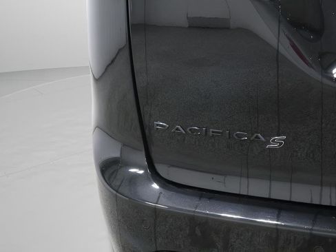 Used 2025 Chrysler Pacifica Limited FWD image 38