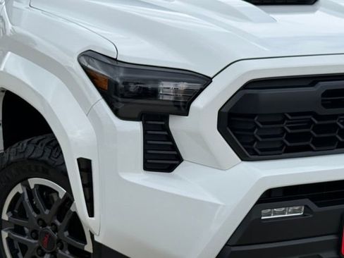 Used 2025 Toyota Tacoma TRD Sport AWD/4WD image 3