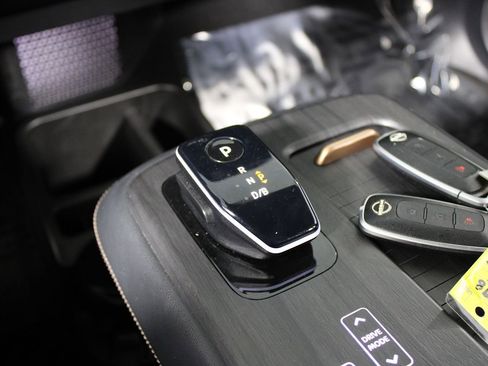 Used 2024 Nissan Ariya FWD image 11