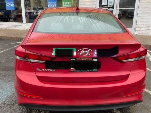 Used 2017 Hyundai Elantra SE image 2