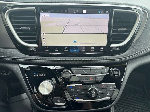 New 2027 Chrysler Pacifica Limited AWD/4WD image 13