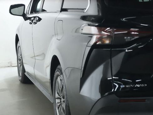 Used 2026 Toyota Sienna LE AWD/4WD image 37