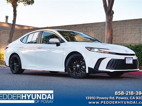 Used 2025 Toyota Camry SE image 1