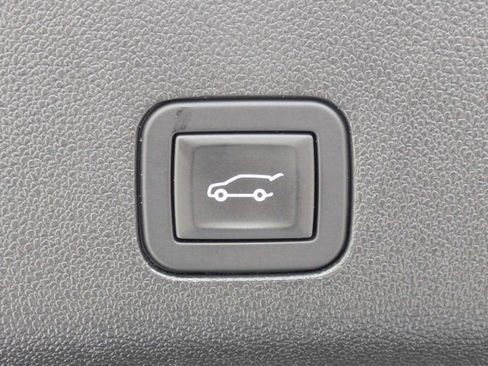 Used 2025 GMC Yukon XL Denali AWD/4WD image 13